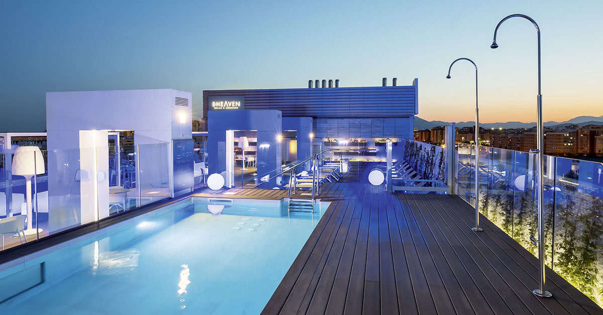Een foto van het zwembad bij Barcelo Malaga