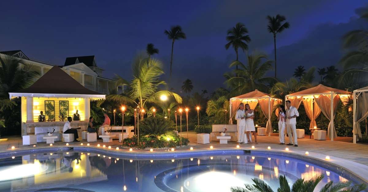 Een foto van het zwembad bij Luxury Bahia Principe Esmeralda