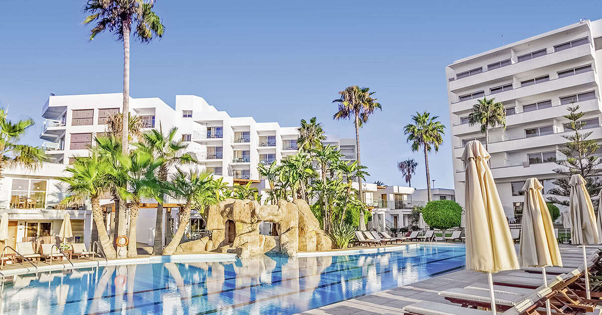Een foto van het zwembad bij Adams Beach Hotel