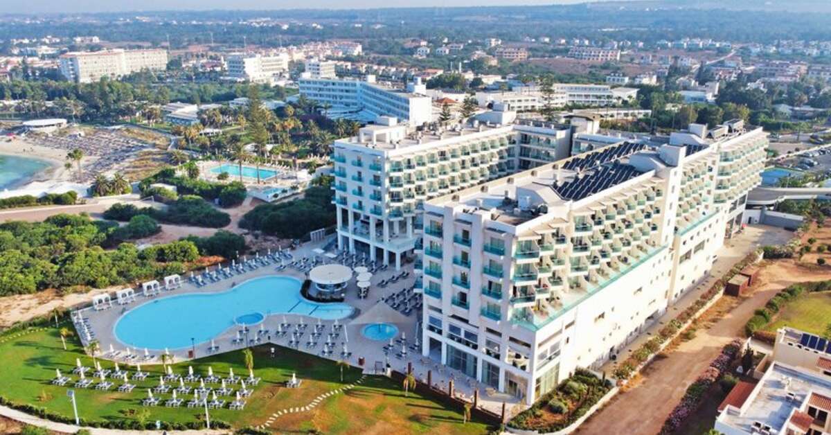 Een foto van het zwembad bij Nissiblu Beach Resort