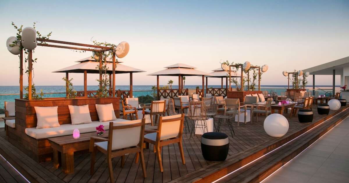 Een foto van het terras bij Asterias Beach Hotel