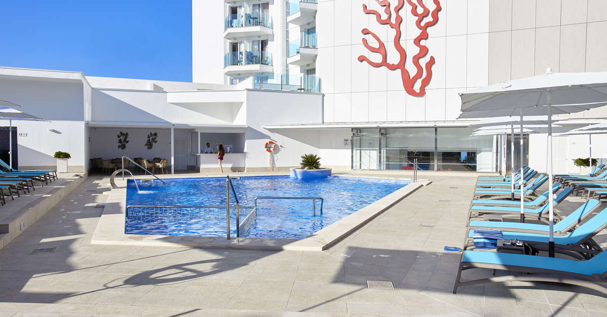 Een foto van het zwembad bij Universal Hotel Perla