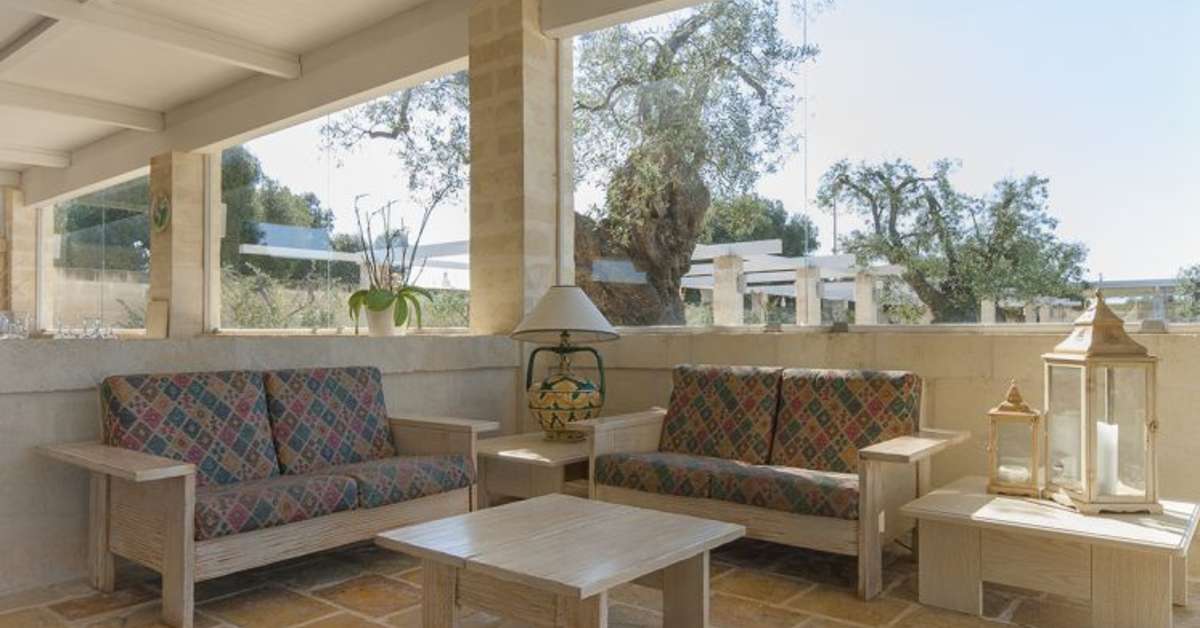 Een foto van het terras bij Masseria Torre del Diamante