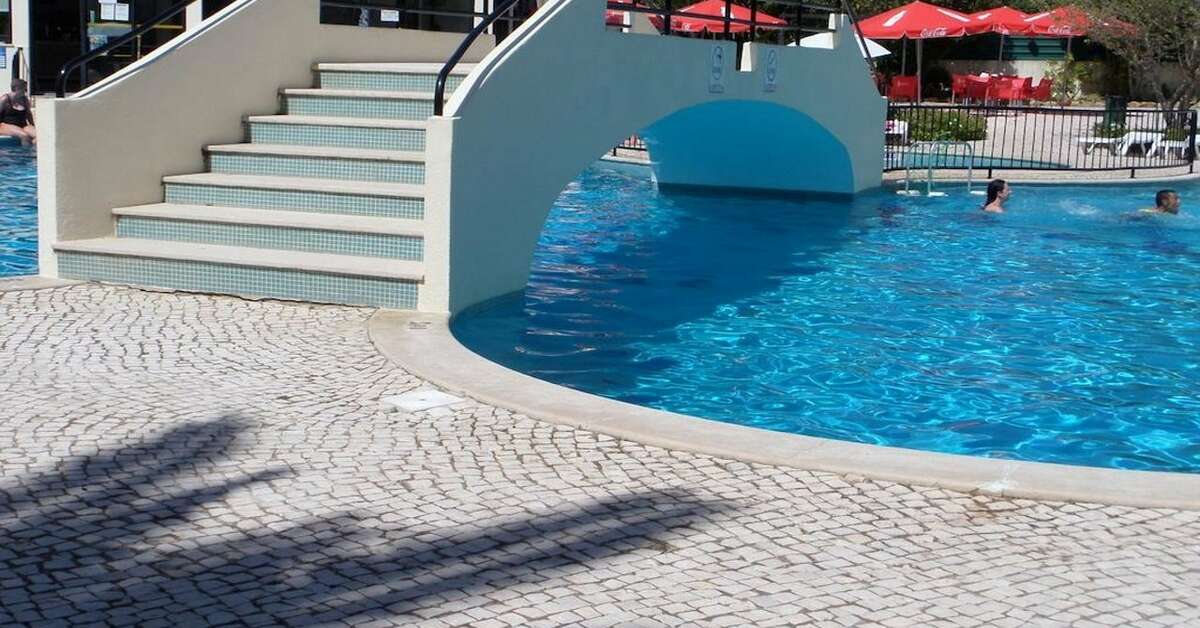 Een foto van het zwembad bij Clube Alvorferias