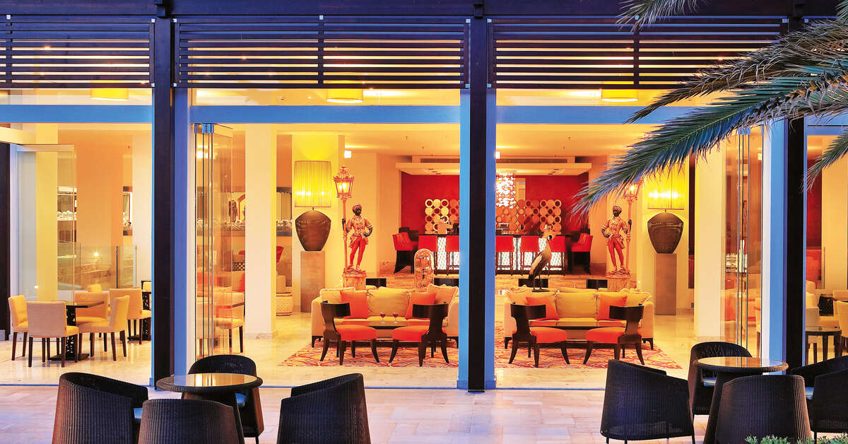 Een foto van het terras bij Grecotel Creta Palace