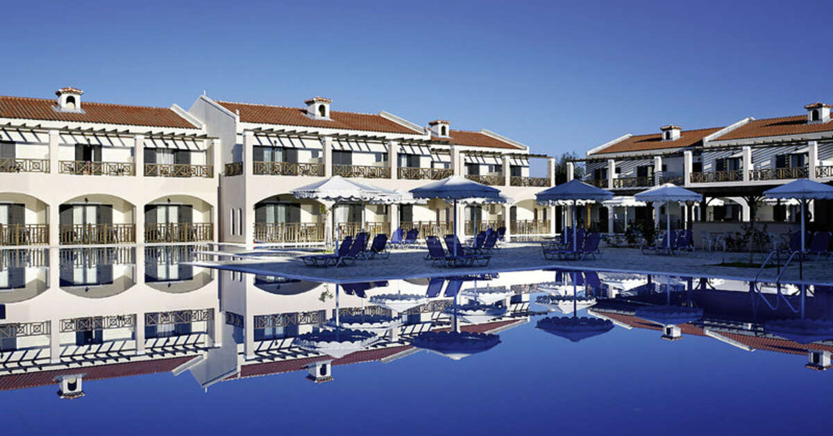 Een foto van het zwembad bij Roda Beach Resort & Spa