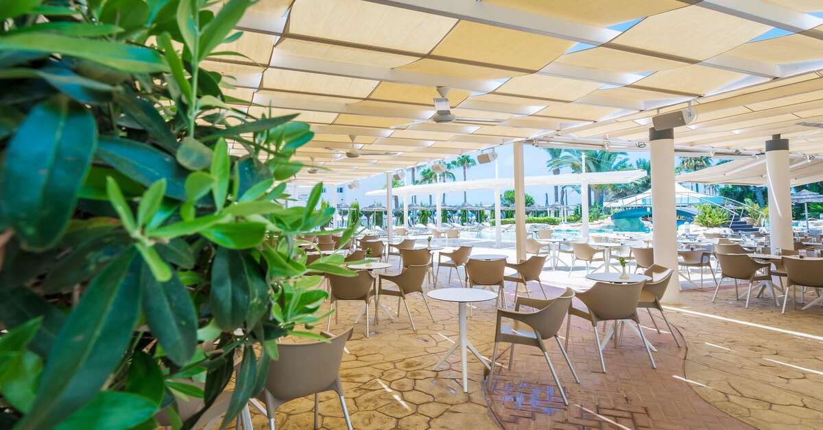 Een foto van het terras bij Tasia Maris Beach Hotel