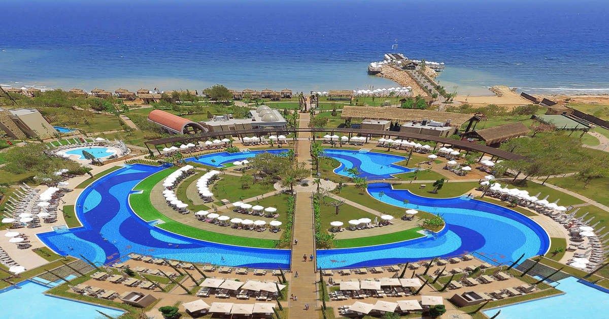Een foto van het zwembad bij Concorde Luxury Resort