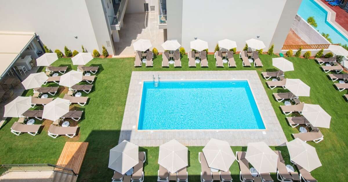 Een foto van het zwembad bij City Green Hotel