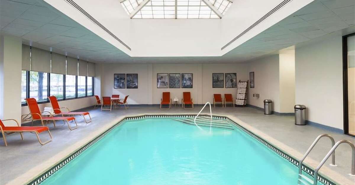 Een foto van het zwembad bij Sheraton Lincoln Harbor Hotel