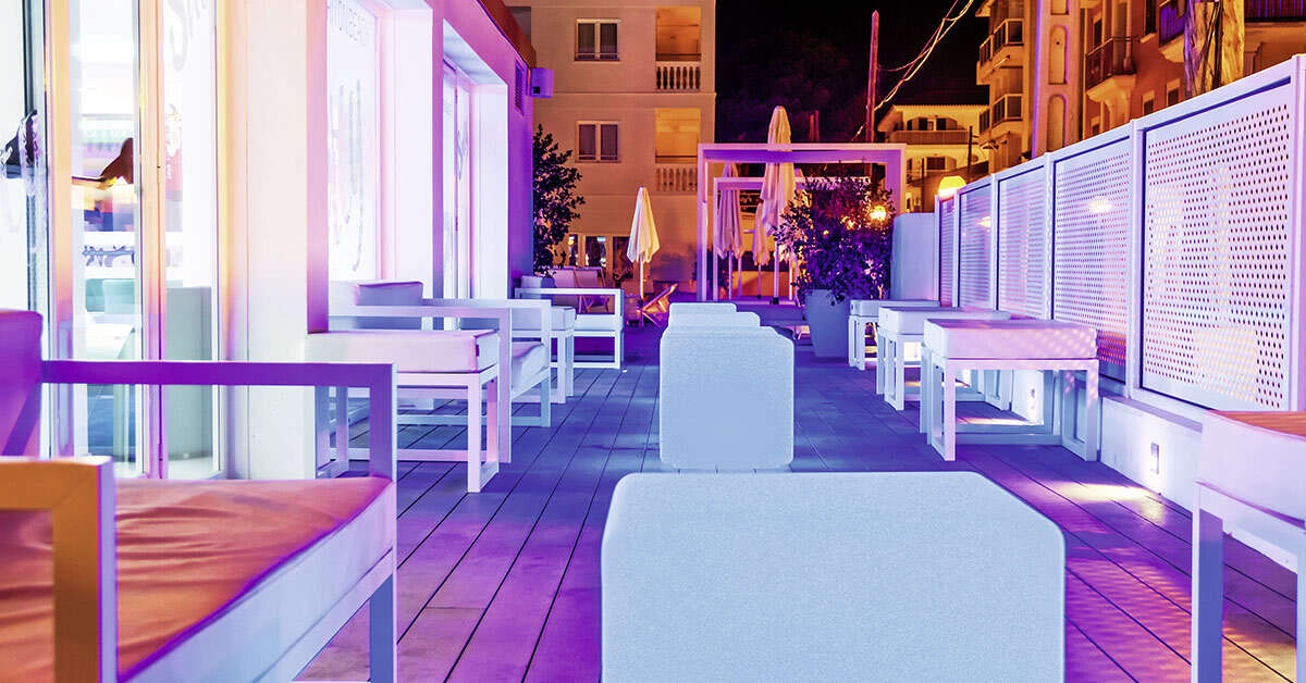Een foto van het terras bij Hotel Triton Beach