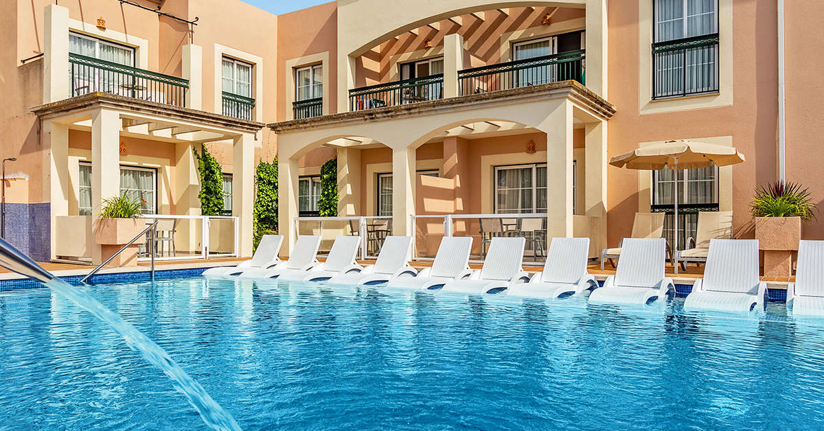 Een foto van het zwembad bij Hotel Zafiro Menorca