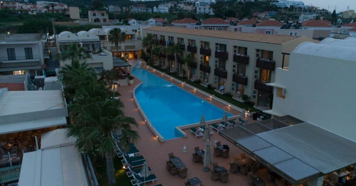 Een foto van het zwembad bij Giannoulis Santa Marina Plaza