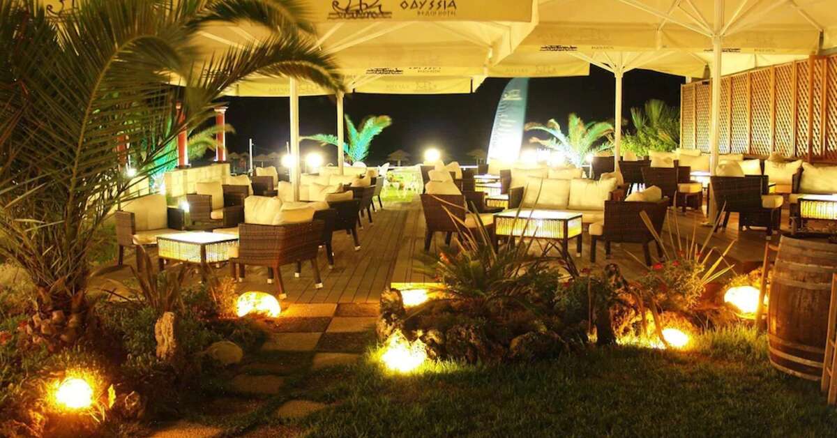 Een foto van het terras bij Odyssia Beach Hotel
