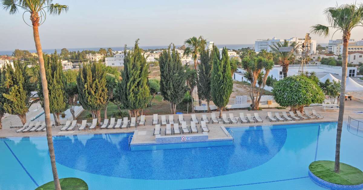 Een foto van het zwembad bij Fedrania Gardens Hotel