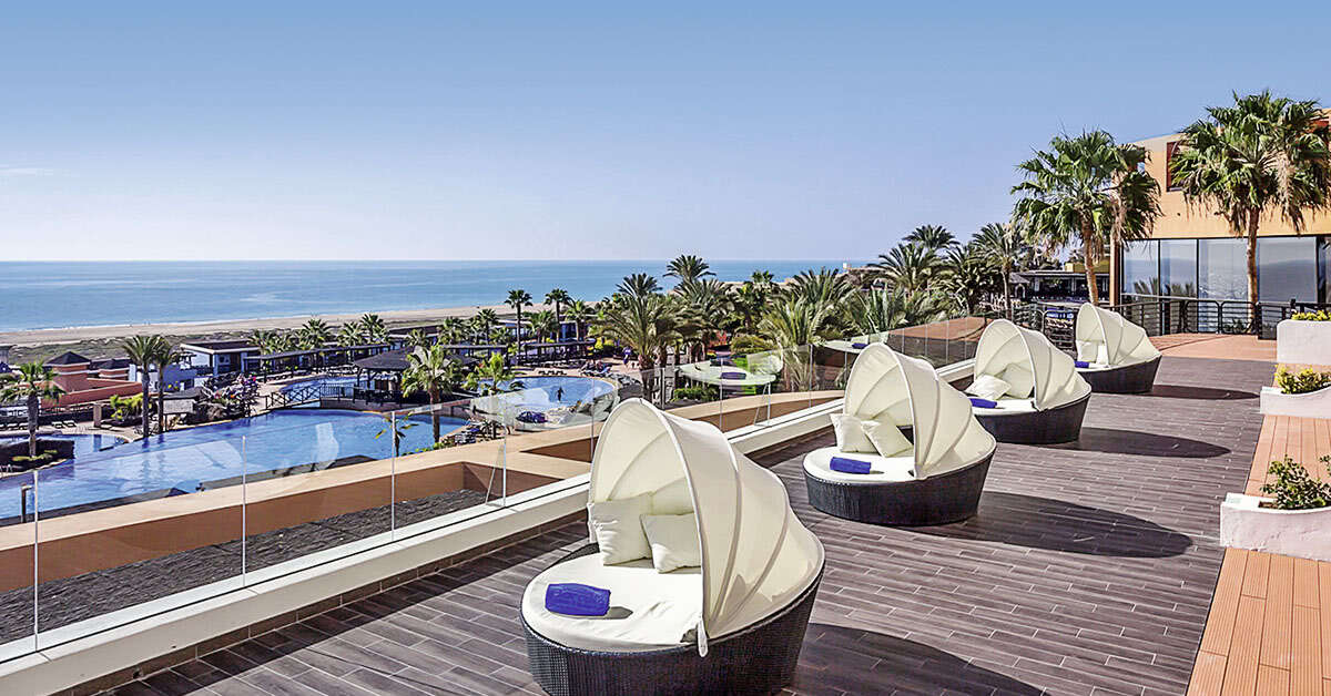 Een foto van het terras bij Occidental Jandia Royal Level