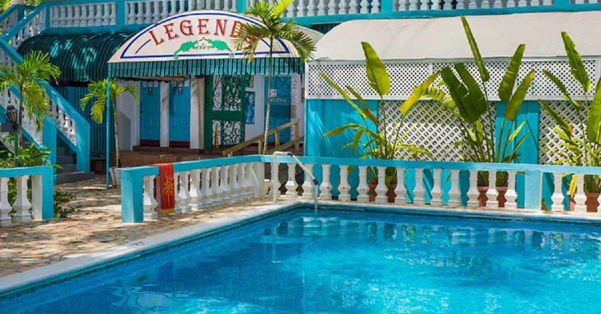 Een foto van het zwembad bij Legends Beach Resort