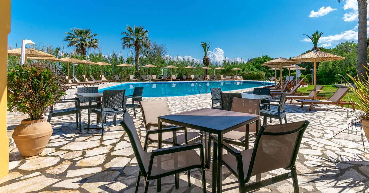 Een foto van het terras bij Hotel Ibiscus Corfu