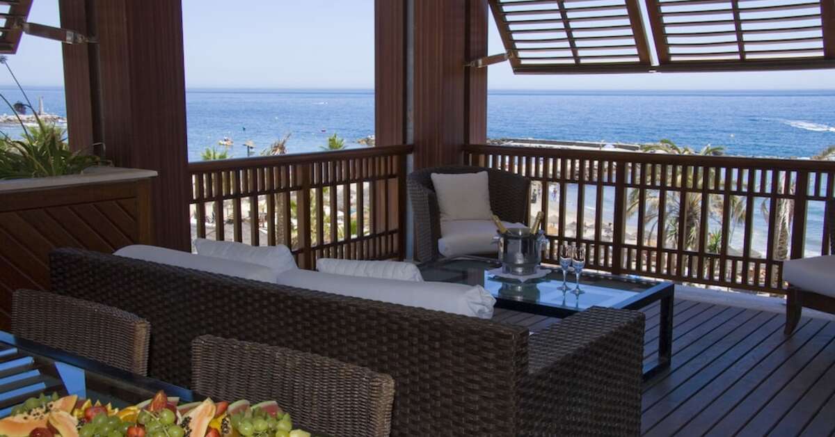 Een foto van het terras bij Gran Hotel Guadalpin Banus