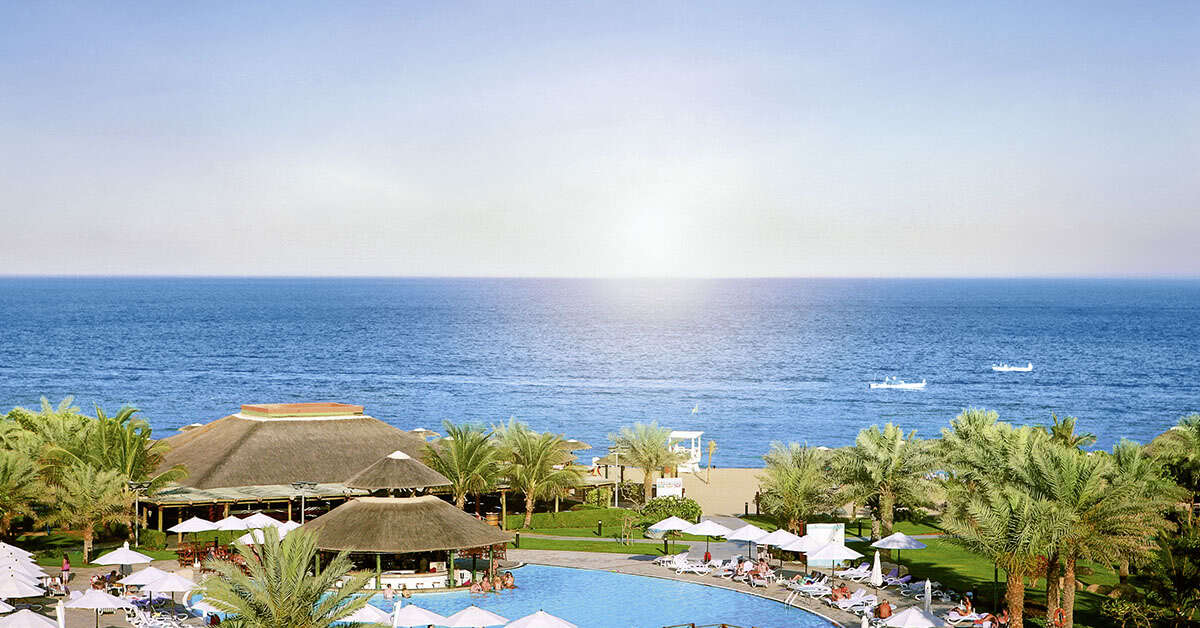 Een foto van het zwembad bij Fujairah Rotana Resort & Spa