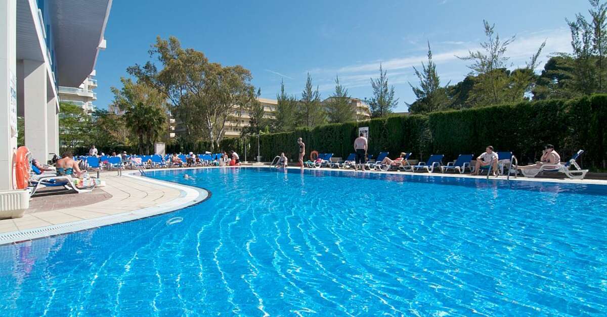 Een foto van het zwembad bij Hotel Piramide Salou