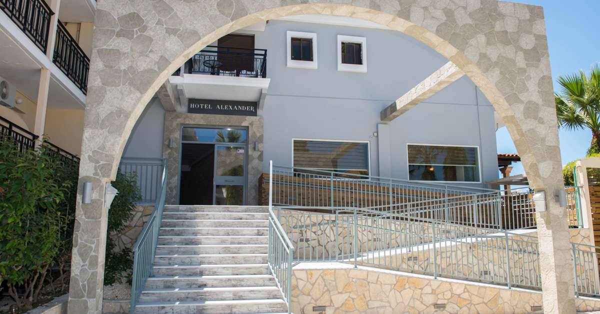 Een foto van de buitenkant van Alexander The Great Aparthotel