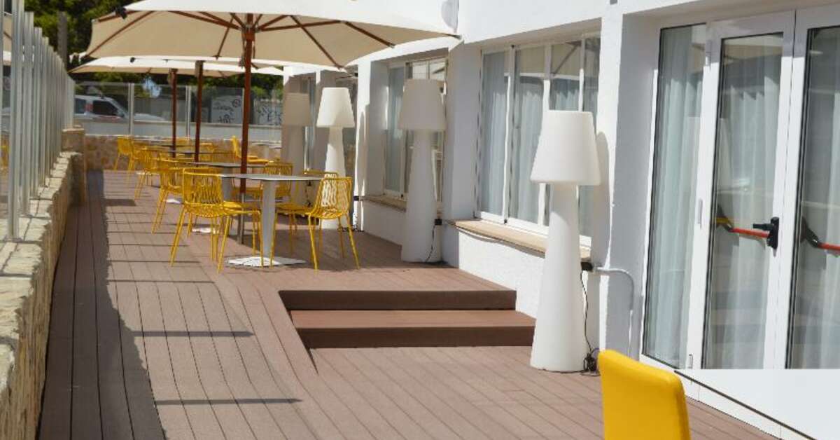 Een foto van het terras bij Hotel Sant Jordi