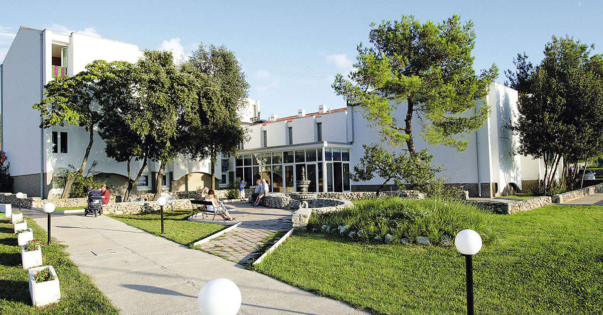 Een foto van de buitenkant van Hotel Omorika Punat