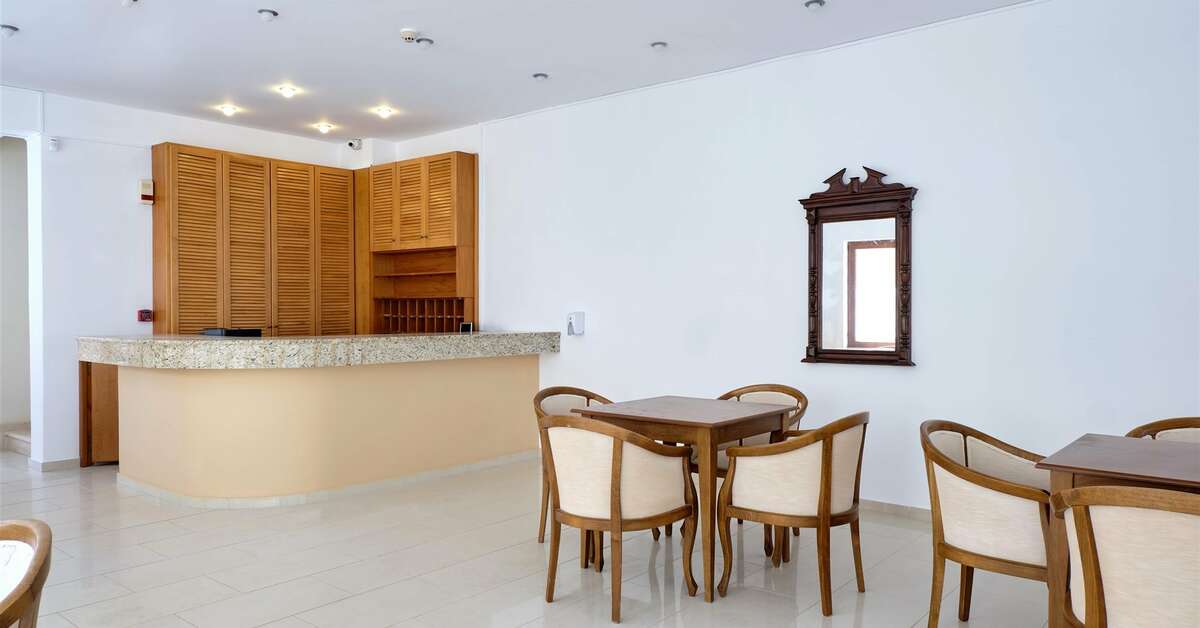Een foto van het interieur van Niros Beach