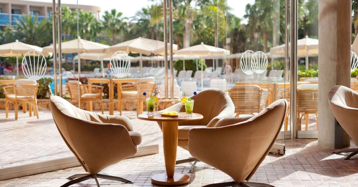 Een foto van het terras bij MUR Hotel Faro Jandia