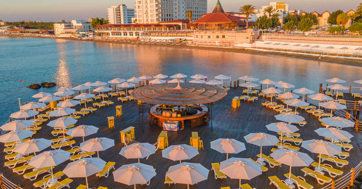 Een foto van het terras bij Salamis Bay Conti Resort