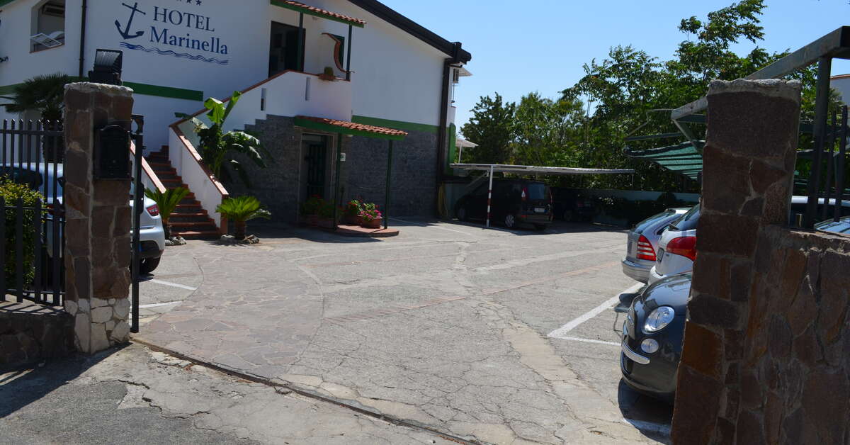 Ein Foto von der Außenansicht des Hotel Marinella