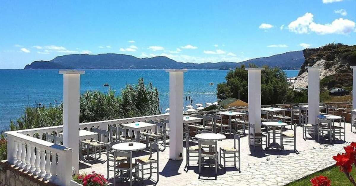 Een foto van het terras bij Crystal Beach Hotel