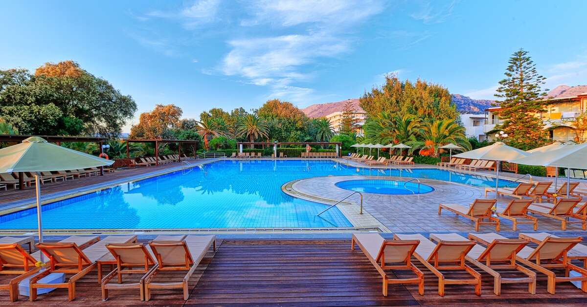 Een foto van het zwembad bij Apollonia Beach Hotel
