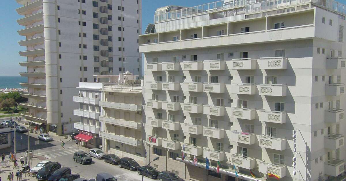 Een foto van de buitenkant van Baia Beach Hotel