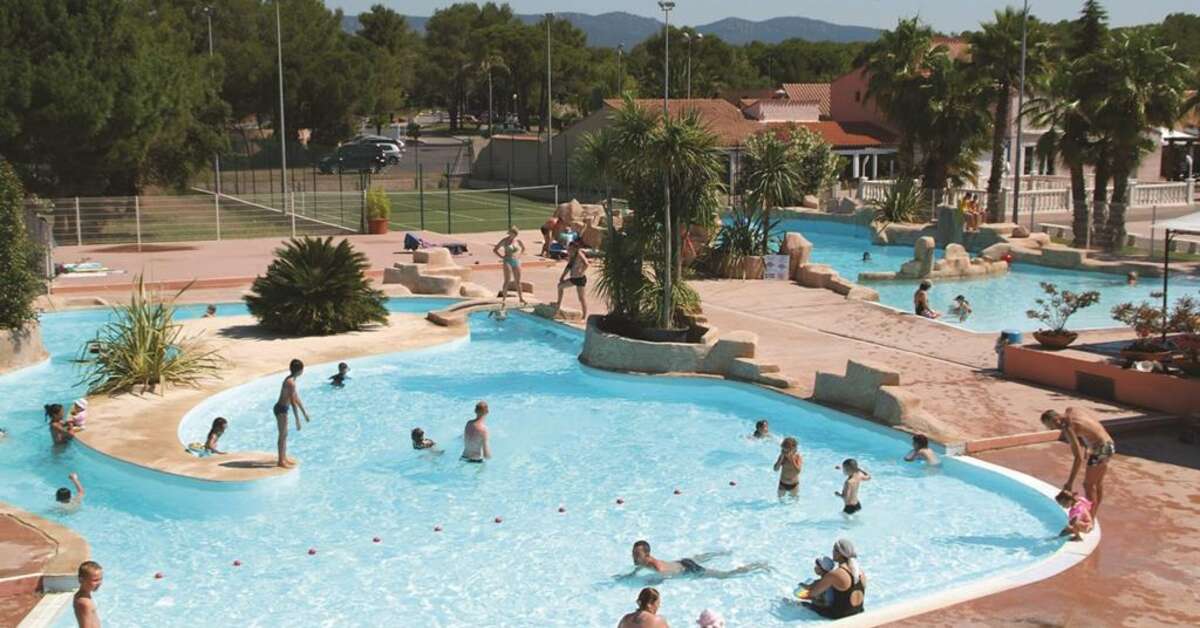 Een foto van het zwembad bij Parc Saint James Oasis Village