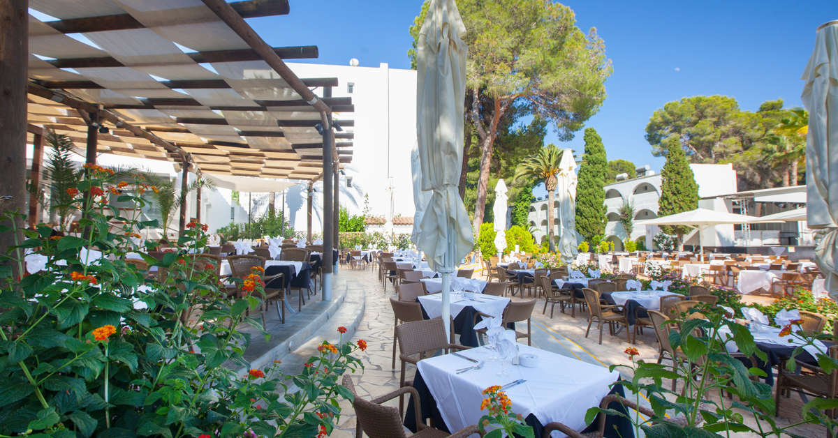 Een foto van het terras bij Magic Life Cala Pada