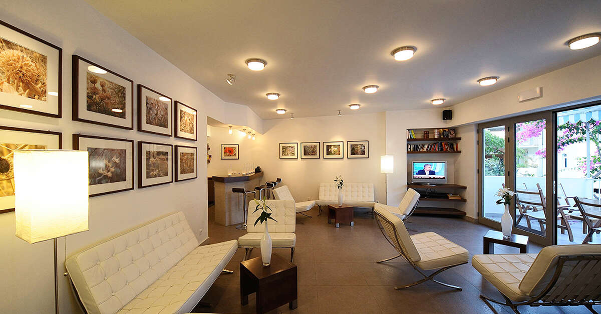 Een foto van het interieur van Glaros Hotel