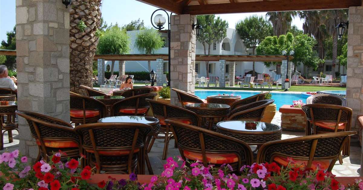 Een foto van het terras bij Hotel Palladium