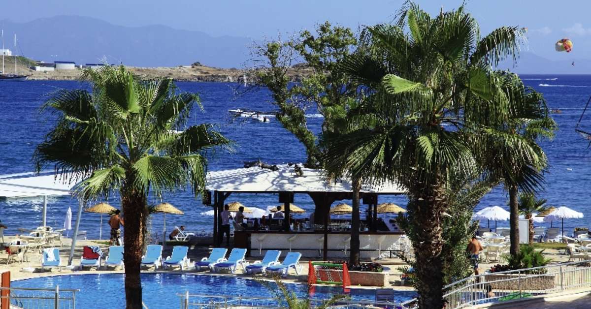 Een foto van het zwembad bij Costa Luvi Hotel