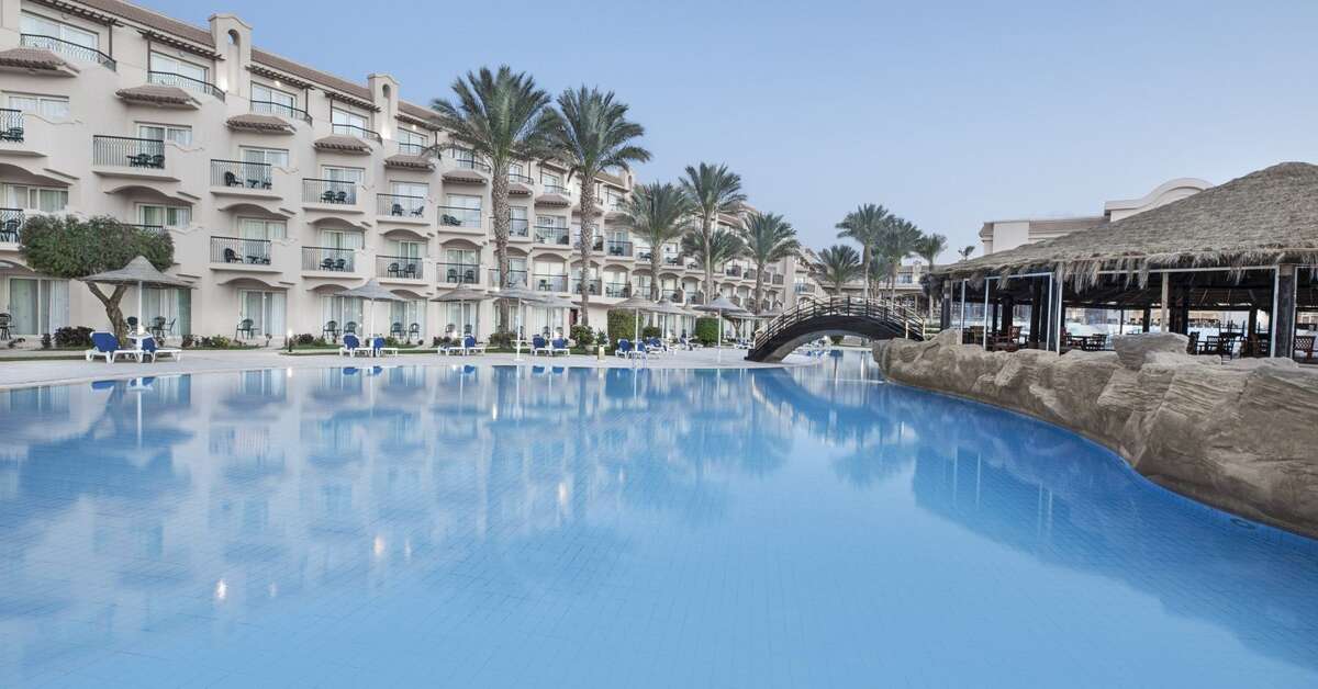 Een foto van het zwembad bij Pyramisa Beach Resort Sahl Hasheesh