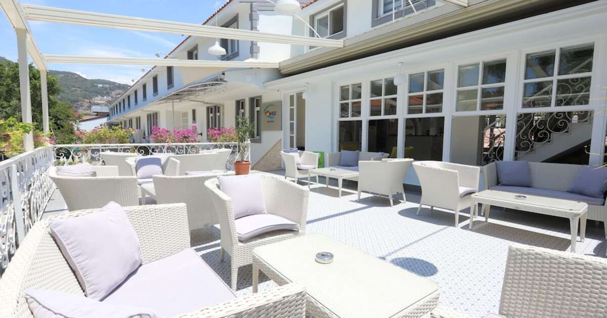 Een foto van het terras bij Tonoz Beach Hotel