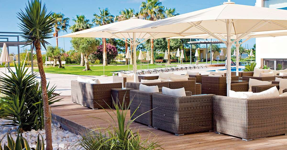 Een foto van het terras bij Ozadi Altura Beach Resort