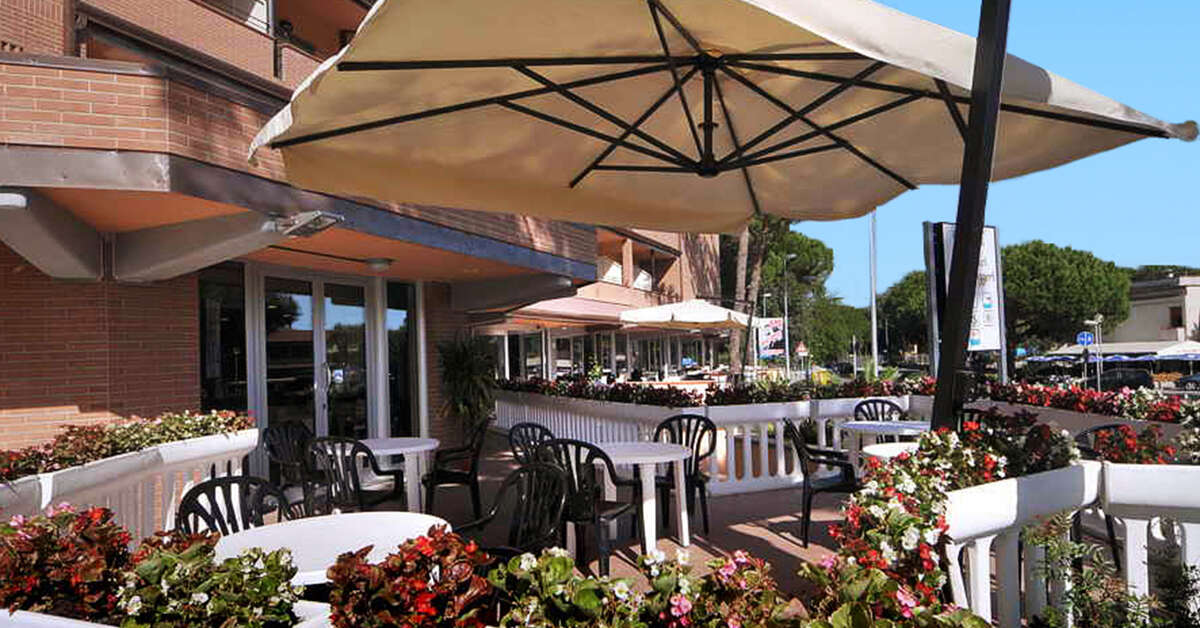 Een foto van het terras bij Hotel Riva dei Cavalleggeri