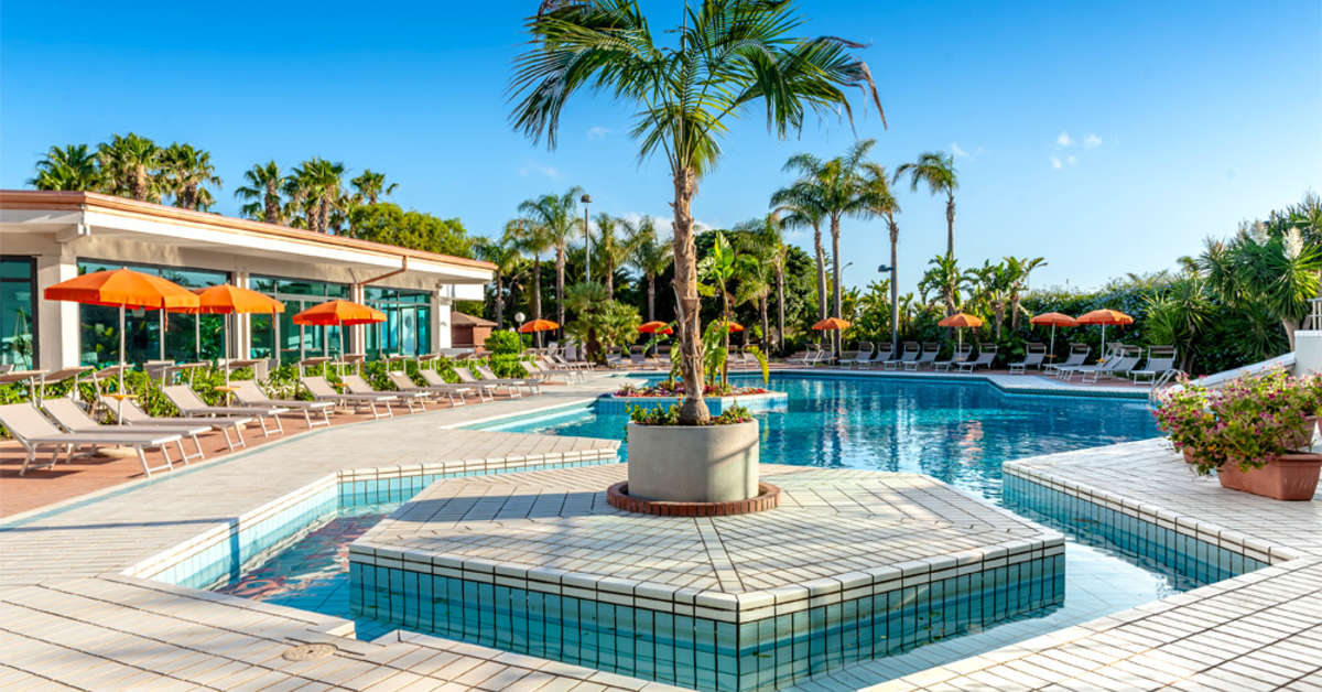 Een foto van het zwembad bij Acacia Marina