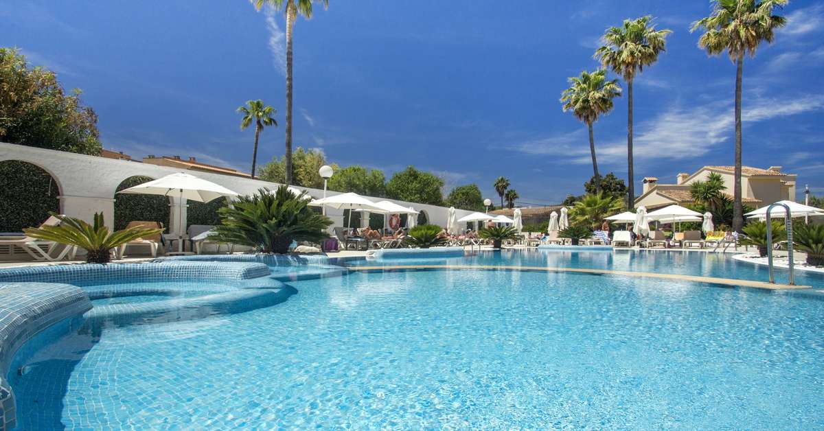 Een foto van het zwembad bij Catalonia del Mar