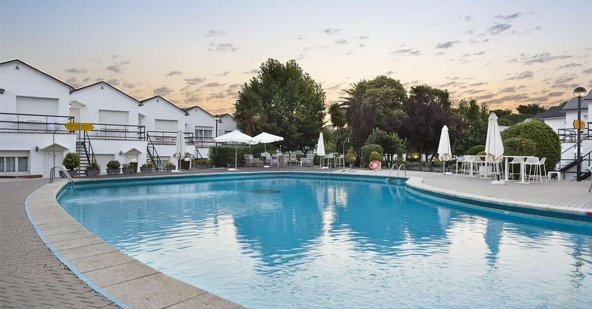 Een foto van het zwembad bij Hotel Osuna