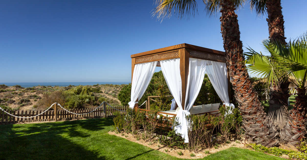 Een foto van het terras bij Barcelo Punta Umbria Mar