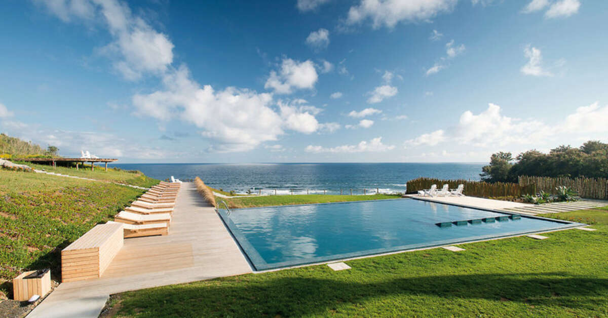 Een foto van het zwembad bij Santa Barbara Eco Beach Resort
