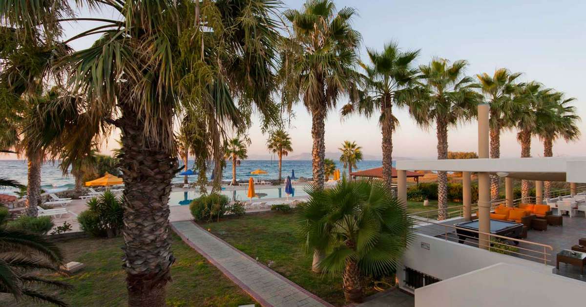 Een foto van de buitenkant van Irina Beach Aparthotel